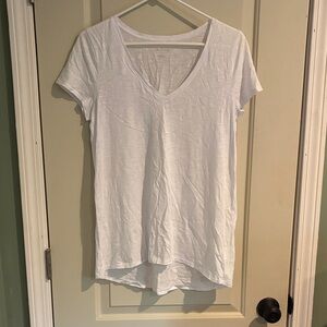 Lilly Pulitzer Women’s Small Etta V-Neck Top in Resort White Short Sleeve Tee
